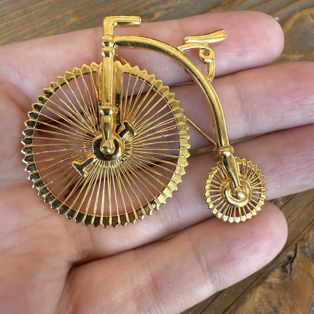 Vintage Signed MONET Gold Tone Old Fashioned High Wheel Bicycle Bike Pin Brooch - Picture 2 of 6